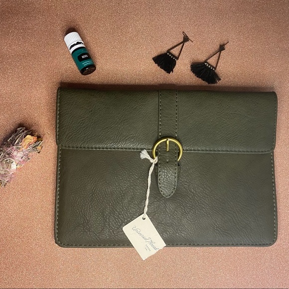 Universal Thread Handbags - Universal Thread Clutch